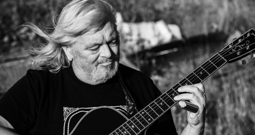 PHIL BEER (SOLO) 