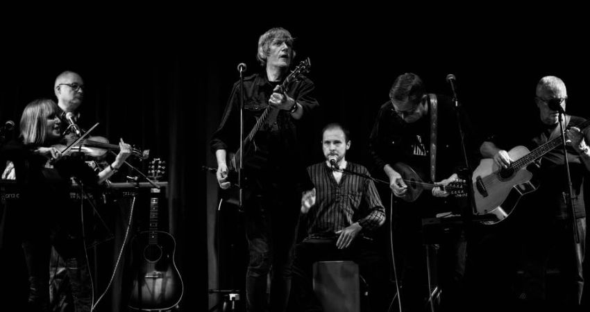 JON PALMER ACOUSTIC BAND AT THE TOPIC 