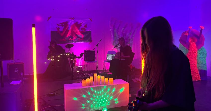 TRISTWCH Y FENYWOD + ANNA PEAKER 
