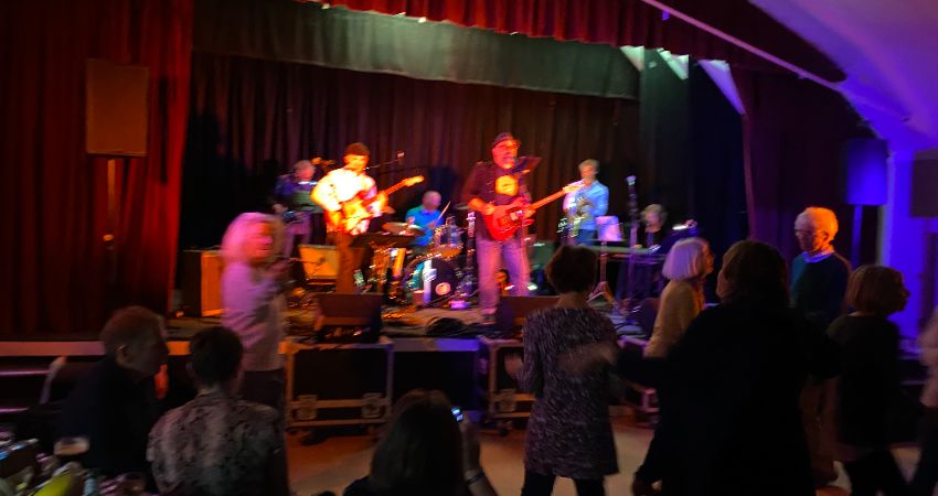 Oliver Darling and the Living Legends supported by the Blue Cats