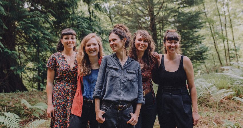 Hedera Play A Little Ember Session In Oundle 