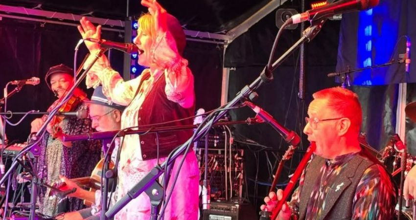 Virginia Kettles Rolling Folk - Band 