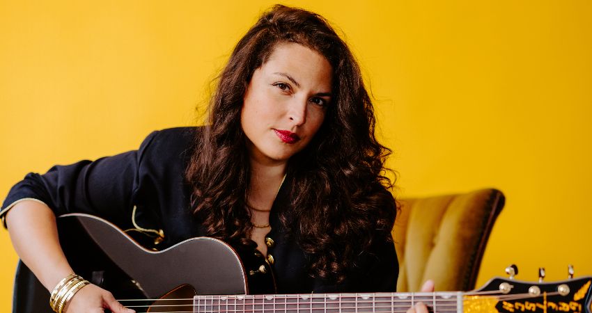 Danni Nicholls (with band) 