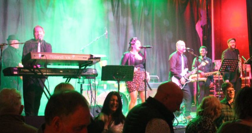 AMY'S WINEHOUSE BAND. 