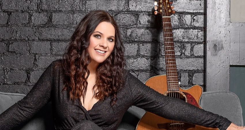 Sarah Yeo sings The Music Of Joan Baez 