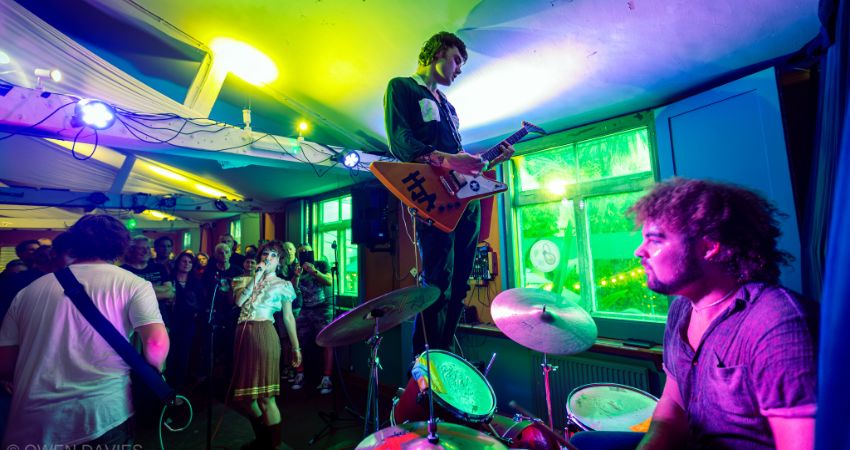 Quick Romance & Seizure Salad play Young Loud & Snotty on Sat 13th December at the Bell, Bath 