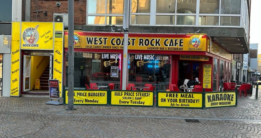 VEE VV gig in aid of Streetlife