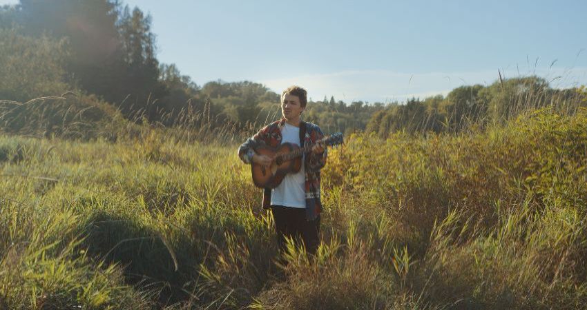 Luke Wallace + Totnes Harmony Choir led by Ruairi Edwards 