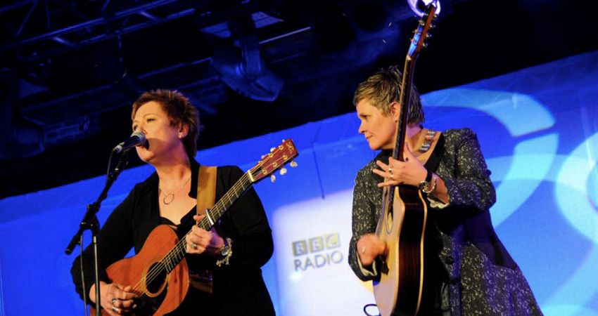 CHRIS WHILE & JULIE MATTHEWS