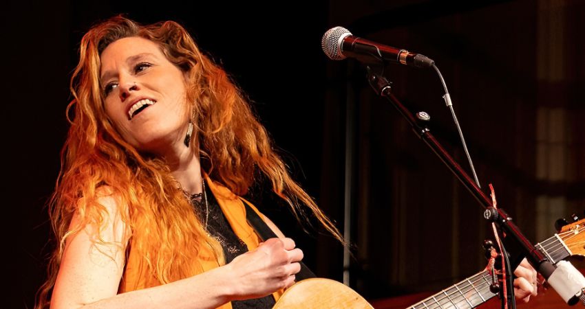 Hollie Rogers and band 