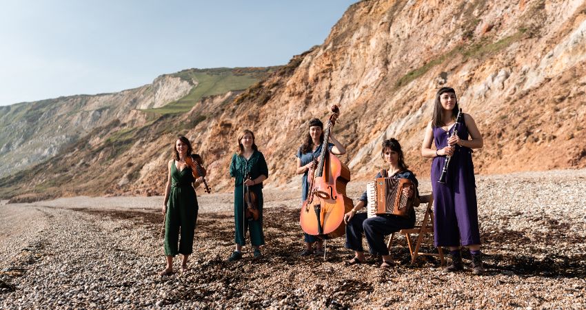 Hedera Play A Little Ember Session In Oundle 