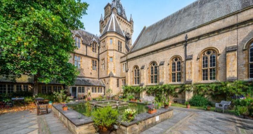 Art Treasure Hunt Under The Grandeur of The Gothic Beauty of Royal Victoria 