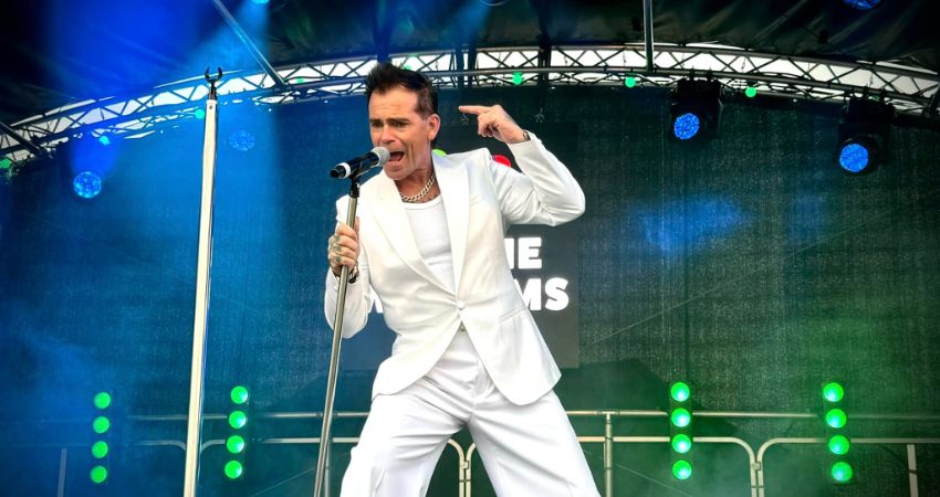 Robbie Williams :  UK's No.1 Tribute Act, Mike Andrew 