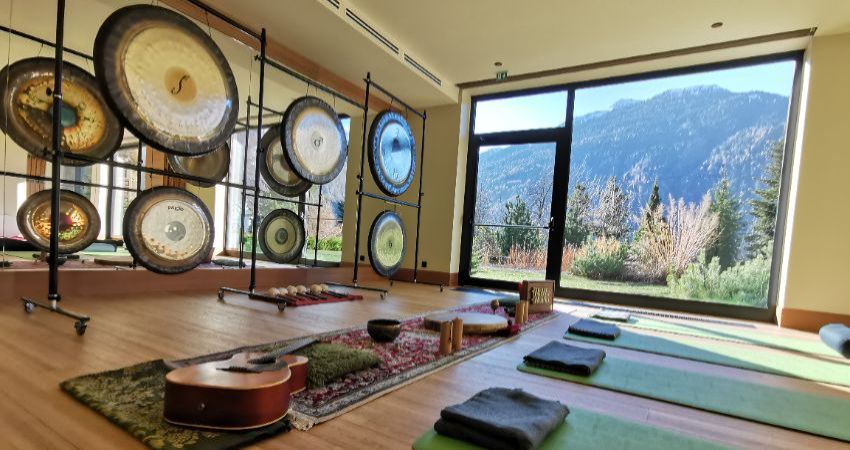 Hurstbourne Tarrant: An hour of gongs and music 