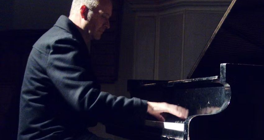Stephen Grew – solo piano 