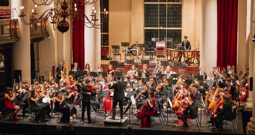 Albion Orchestra: Esther Yoo plays Mozart