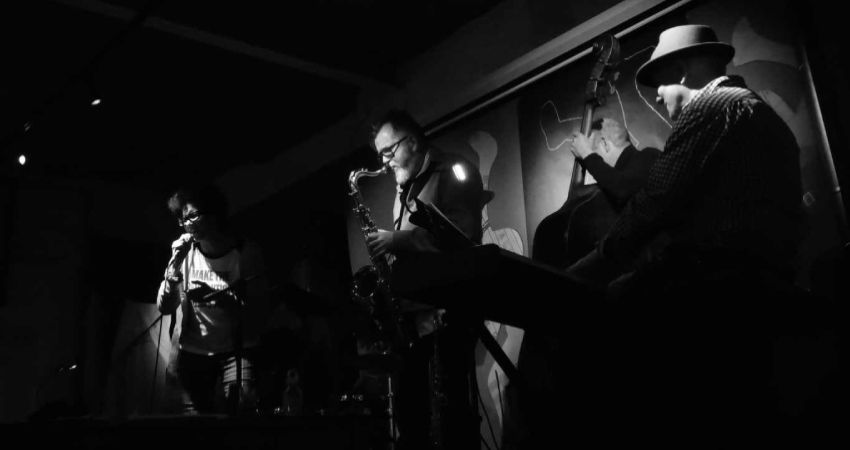 Mama Tokus & friends do Jazz at The Bazza 