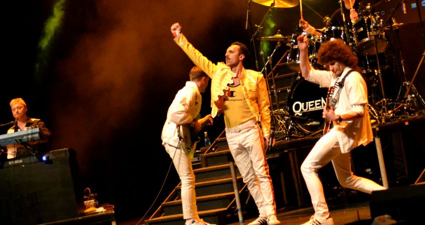 Queen at Christmas - Flash Queen