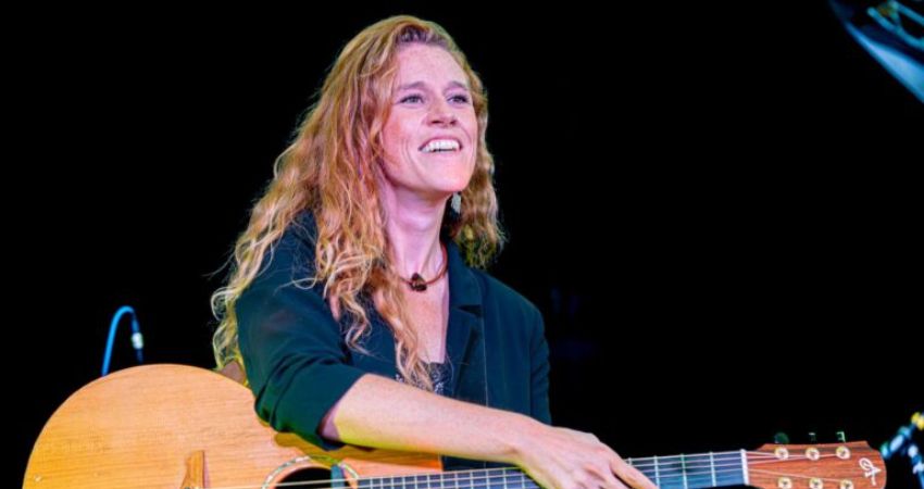 Hollie Rogers and her band 