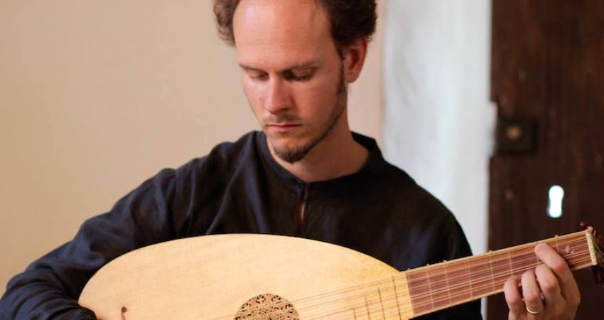 Bor Zuljan plays Dowland on lute and orpharion 