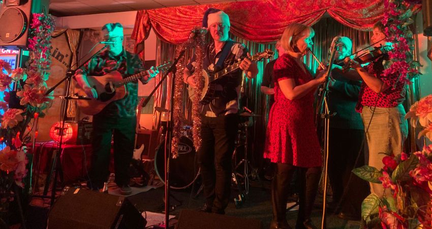 Danny Jones and Friends with a What's Cookin' Christmas!