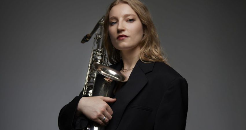  Emma Rawicz CLOUDWALKER  
